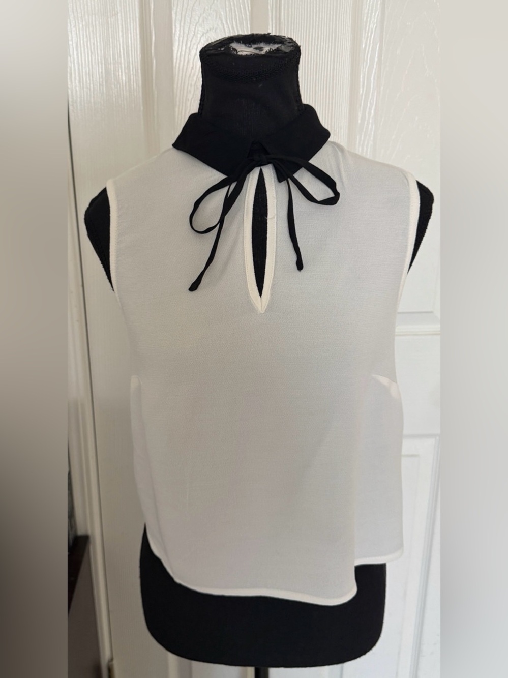 Forever 21 Ivory Black Bow Tie Keyhole Blouse Small